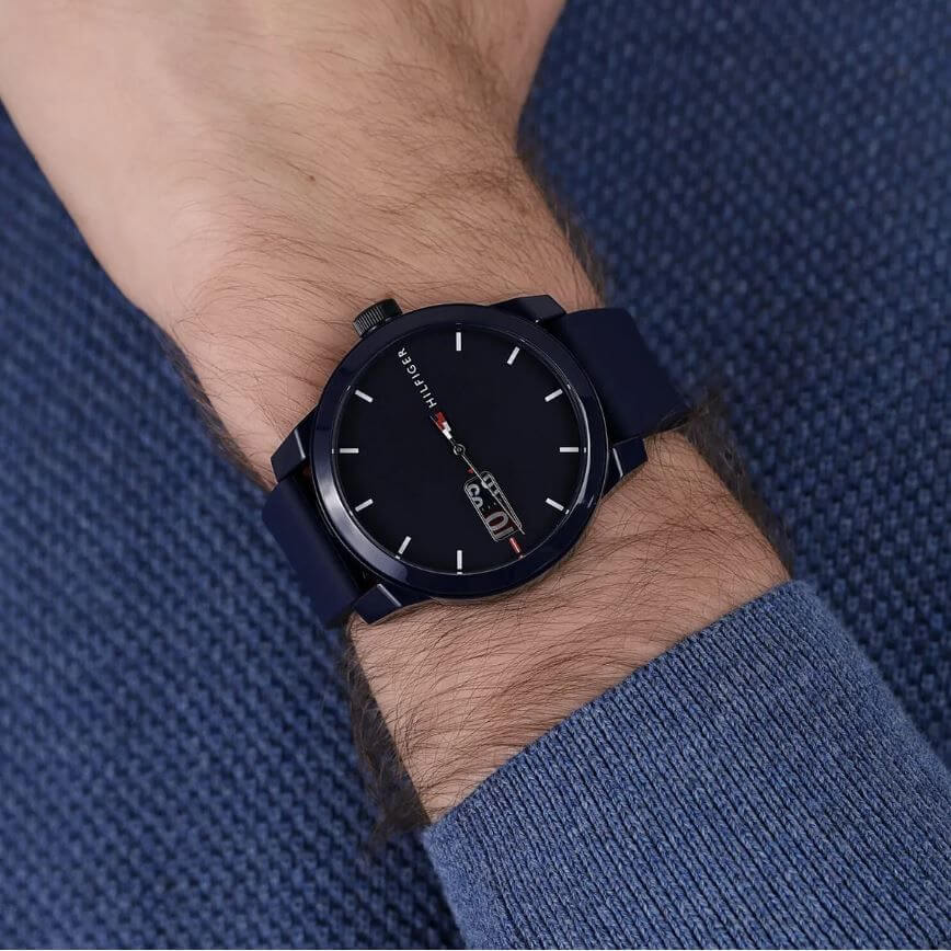 Gent wearing TOMMY HILFIGER Mod. 1791381 watch with quartz analog movement, 42mm case on wrist, showcasing elegant blue design.
