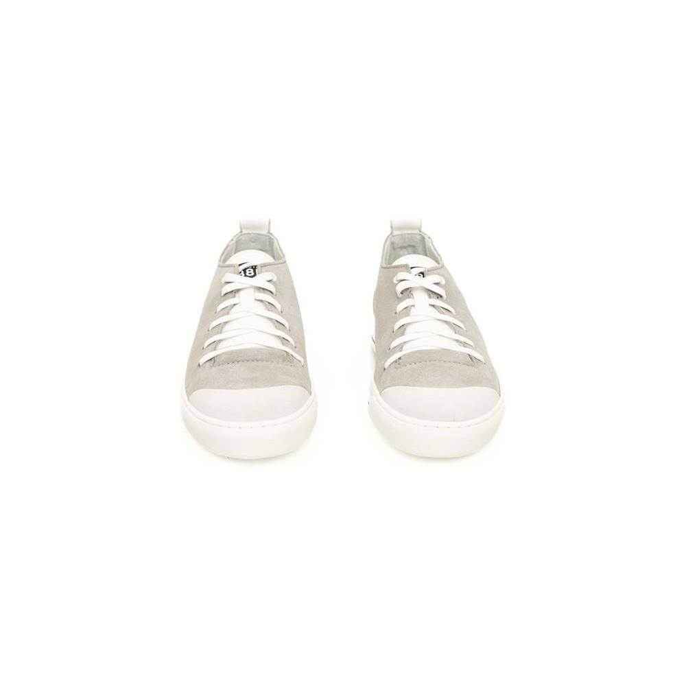 灰色牛皮运动鞋