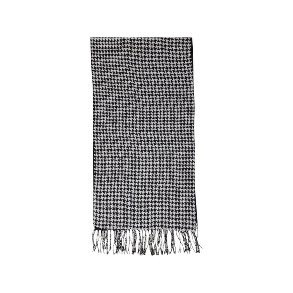 Black and white houndstooth pattern scarf with fringed edges, suitable for fall and winter wear, made of 100% acrylic material.