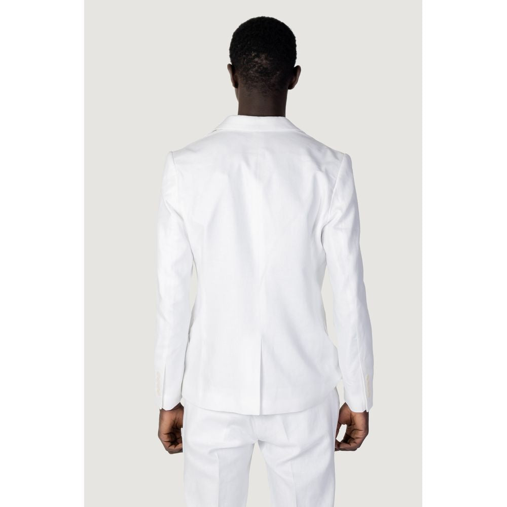 Back view of a man wearing an Antony Morato white linen suit jacket and pants, part of the Spring/Summer collection, made of linen and viscose.