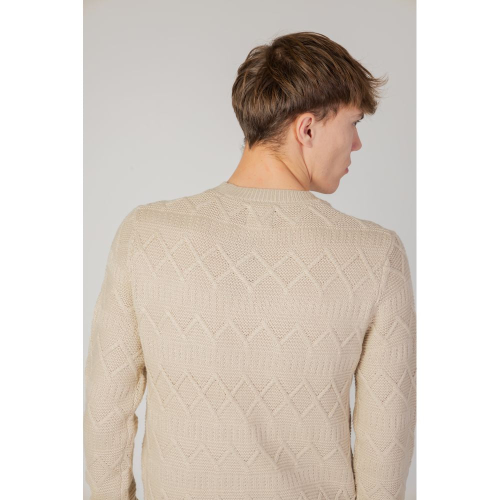 Rear view of a man wearing an Only & Sons beige acrylic sweater from the Autumn/Winter collection, showcasing a diamond knit pattern.