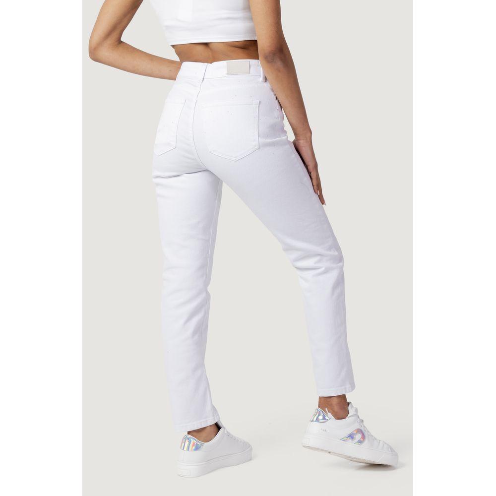 Back view of women's white mom jeans made of 99% cotton and 1% elastane, perfect for spring and summer fashion.