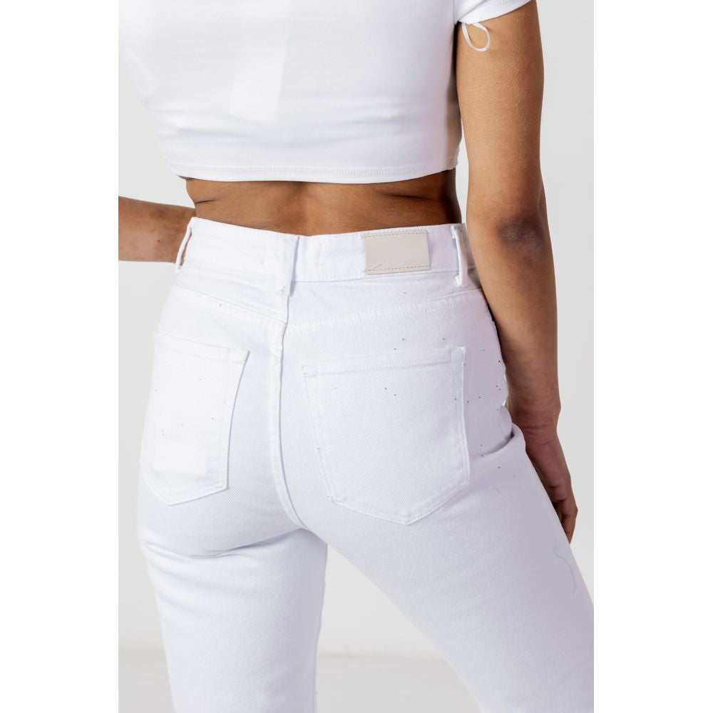 Back view of women's white cotton mom jeans from Spring/Summer collection, featuring a comfortable fit with 99% cotton and 1% elastane.