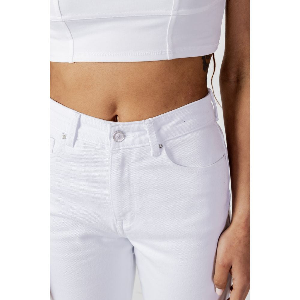 Women's white mom jeans, spring/summer collection, 99% cotton, 1% elastane, showcasing the modern casual style.
