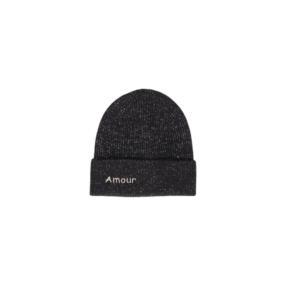 Pieces black recycled polyester beanie with 'Amour' text, featuring a stylish and versatile design for women. Eco-friendly fashion accessory.