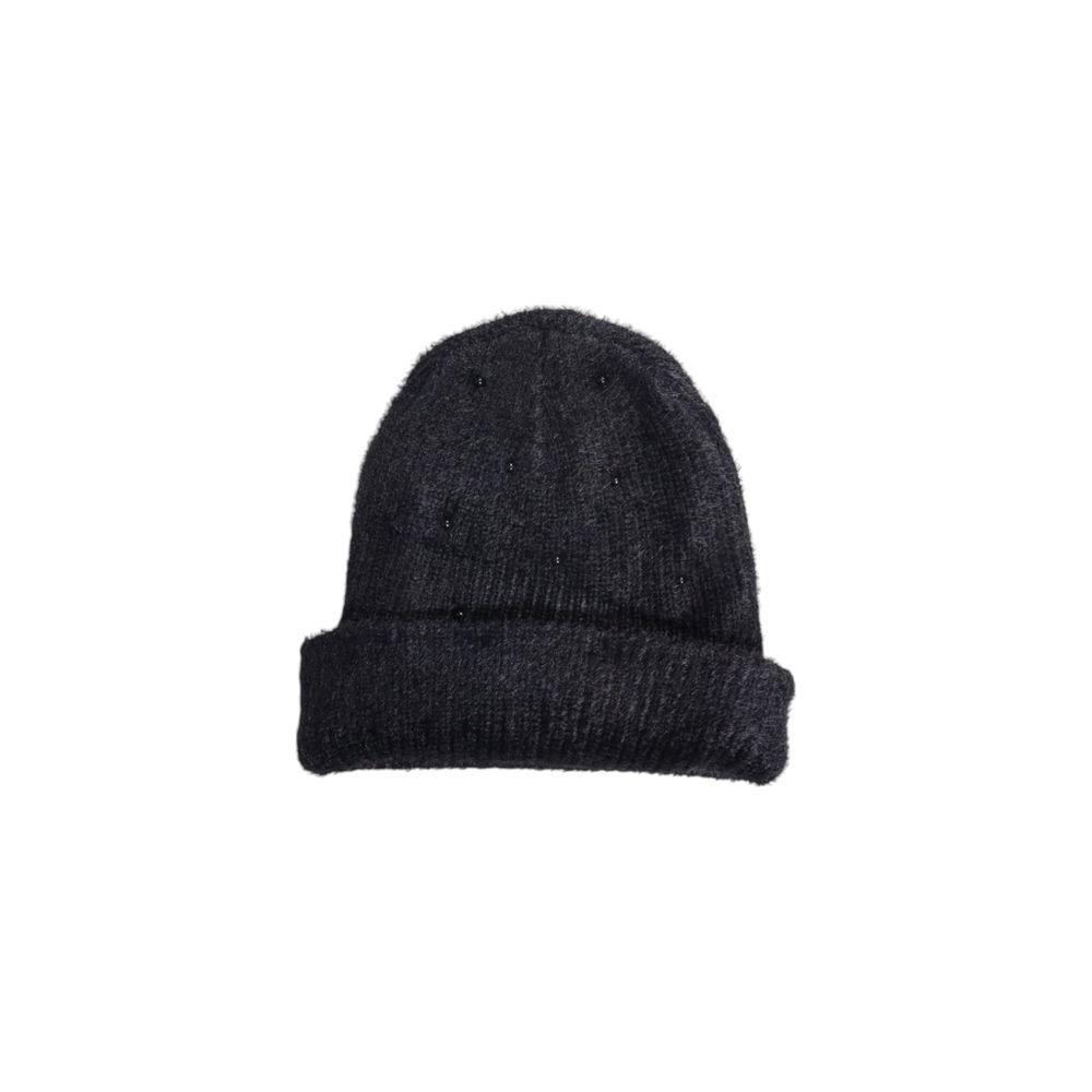 Stylish Guess black cotton hat for women, part of the Fall/Winter collection, made from 61% cotton and 39% acrylic.