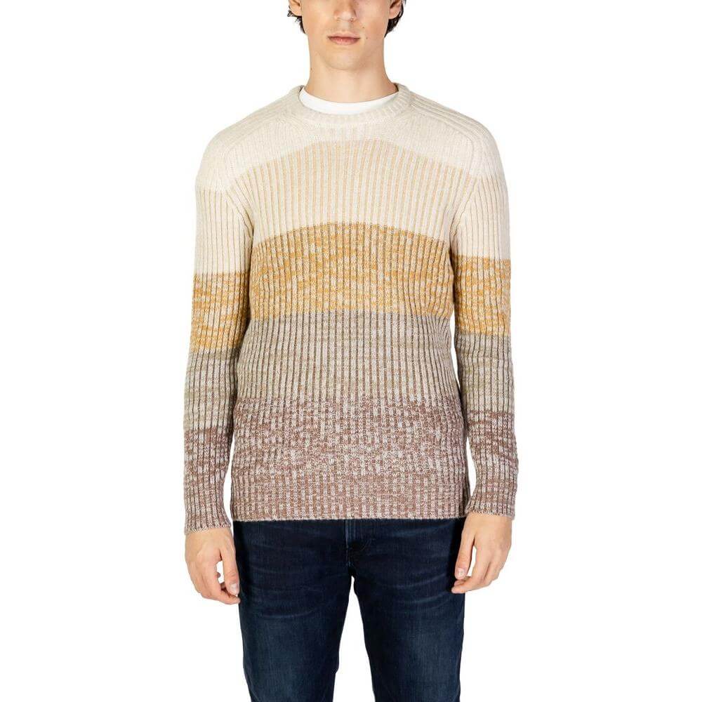 Man wearing Hydra Clothing beige acrylic sweater, fall/winter men's knitwear. Made of acrylic, cotton, wool, nylon.