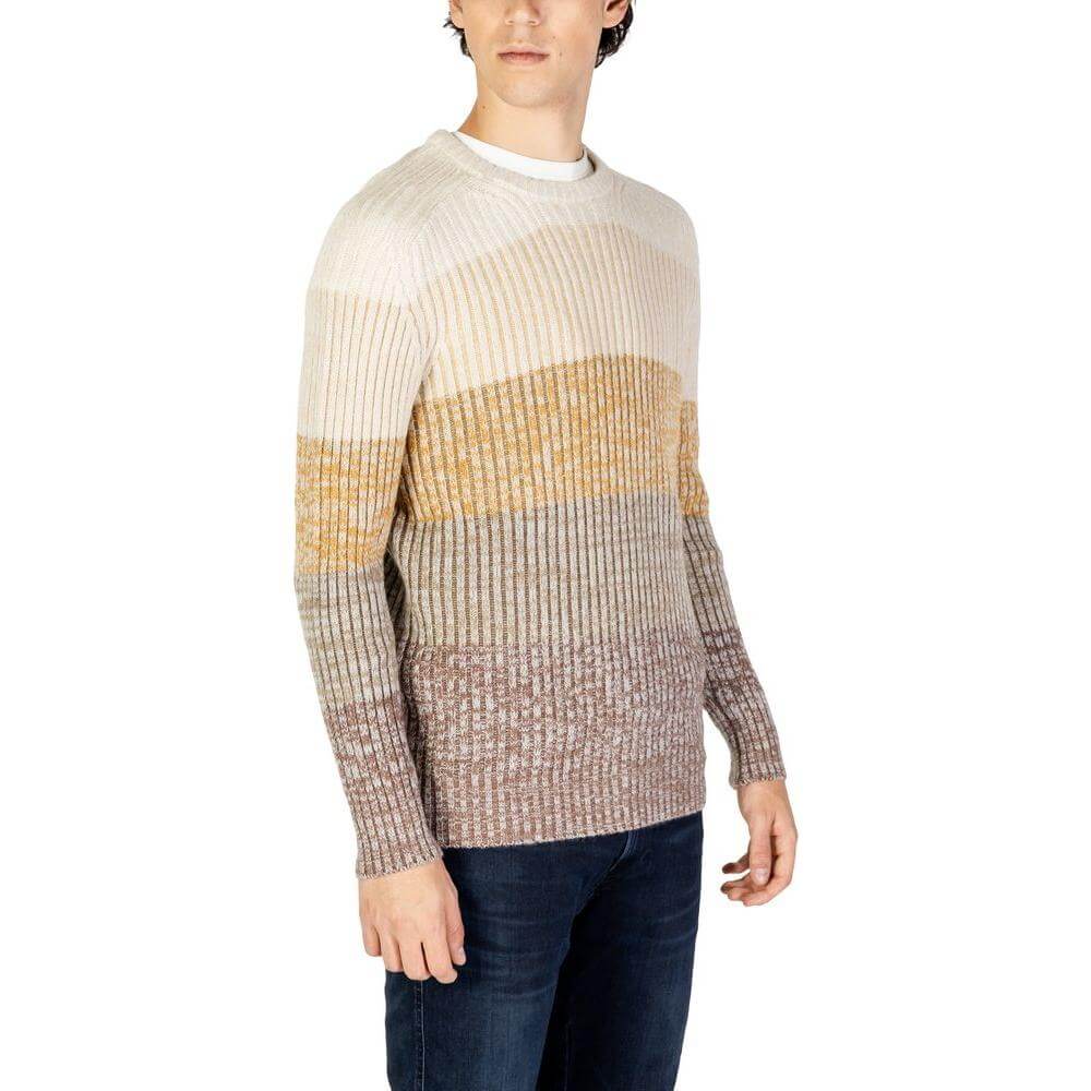 Men's fall/winter Hydra Clothing beige acrylic sweater with gradient knit, featuring a stylish ribbed design. Perfect knitwear for men.