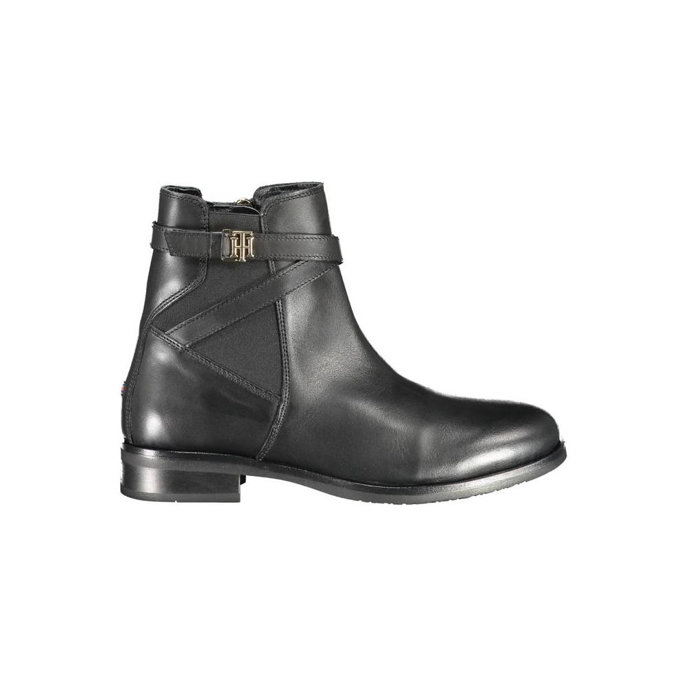 Tommy Hilfiger black leather women’s ankle boot with side zip and logo detail, showcasing urban chic style and sophistication.