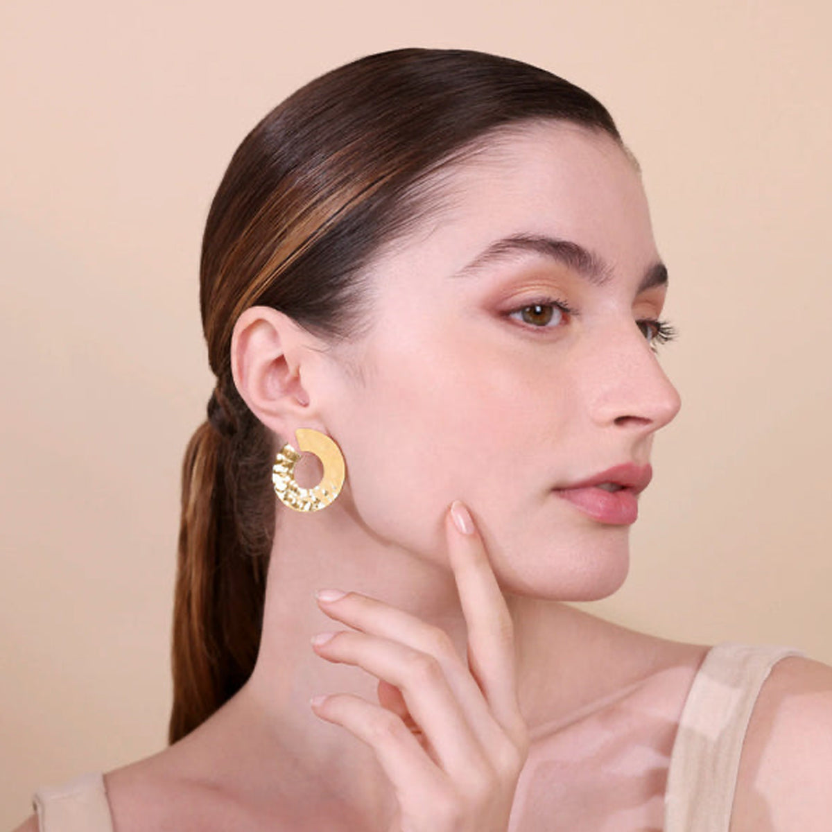 Woman wearing ETRUSCA JEWELS JEWELRY Mod. WSET00767.YG gold earrings, side profile view.