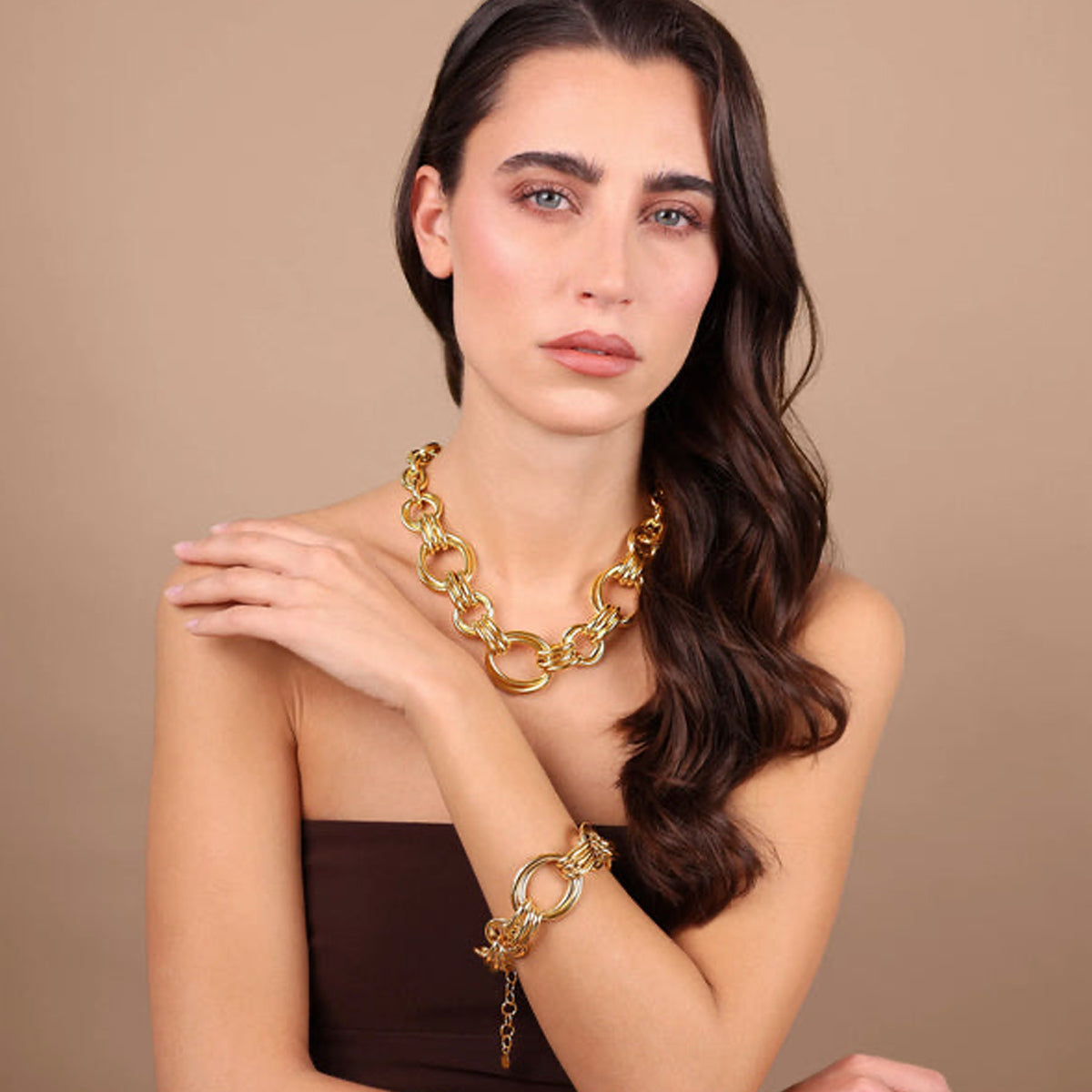 ETRUSCA JEWELS JEWELRY Mod. WSET00892.YG worn by model, showcasing elegant gold chain necklace and bracelet set.