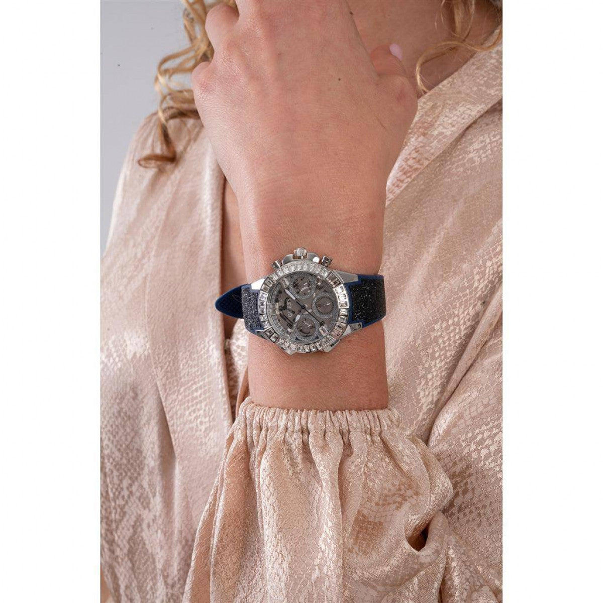 Woman wearing GUESS Mod. GW0313L1 watch with silver 925° case, quartz movement, and water resistance, displayed on wrist.