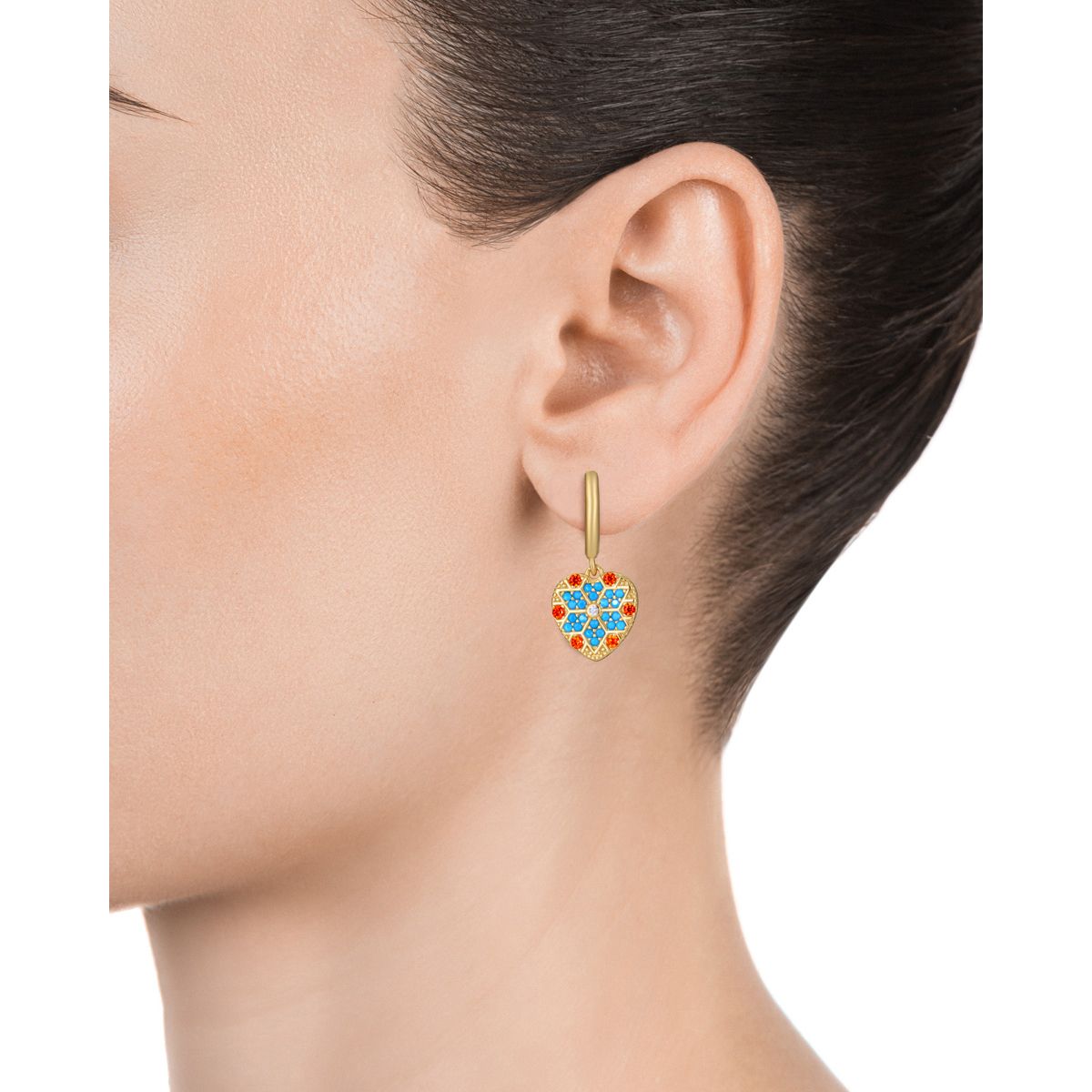 Close-up of a lady wearing VICEROY JEWELS Mod. 13108E100-39 silver earrings with colored gemstones, showcasing elegant design.