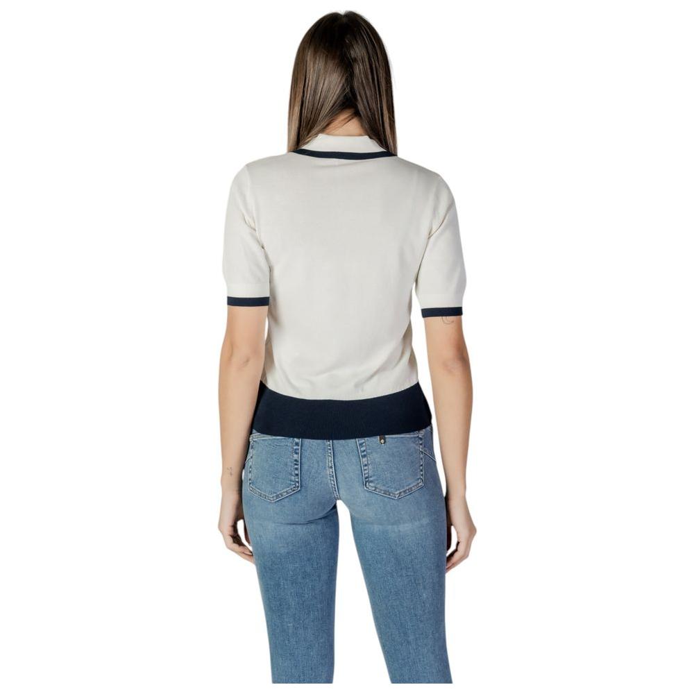 Alt Tag: Back view of woman wearing Liu Jo white viscose top, blue jeans, and black trim, part of the spring/summer collection.