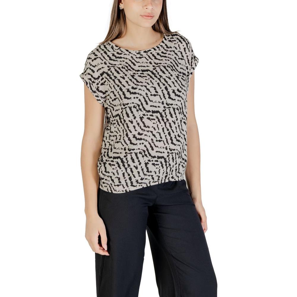 Woman wearing Street One bicolor short-sleeved viscose shirt with round neck and modern design, paired with black trousers.