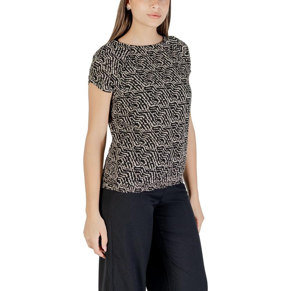 Street One black printed viscose shirt, short-sleeved, worn by model. Stylish women's blouse, ideal for versatile, elegant occasions.