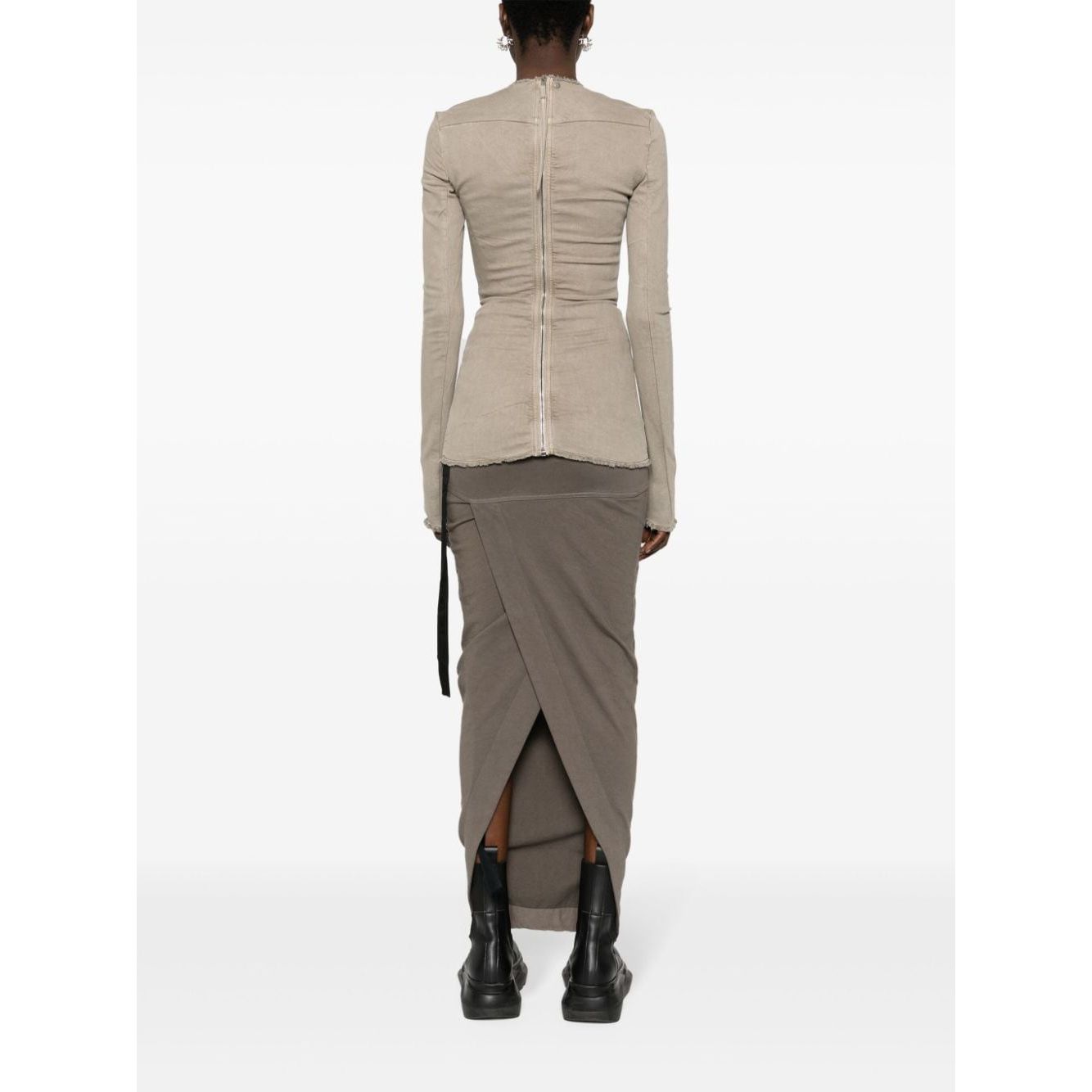 Front view with bag zipped and handles upright.