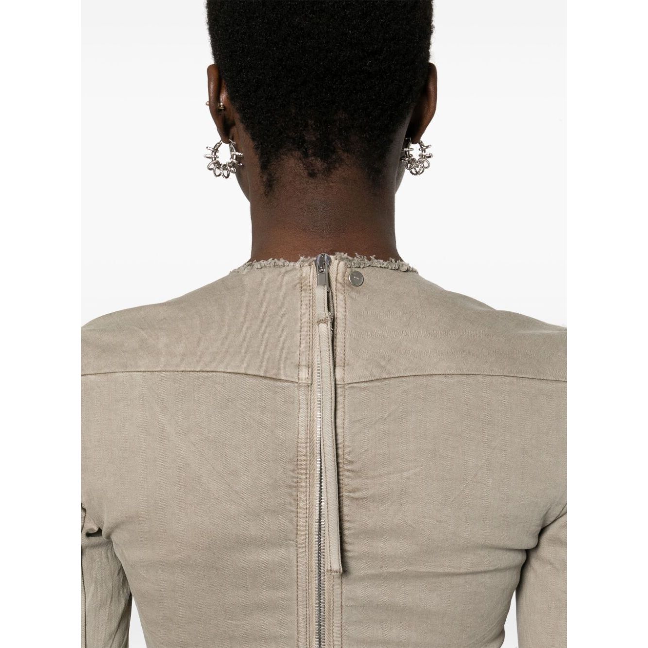 Front view with bag zipped and handles upright.