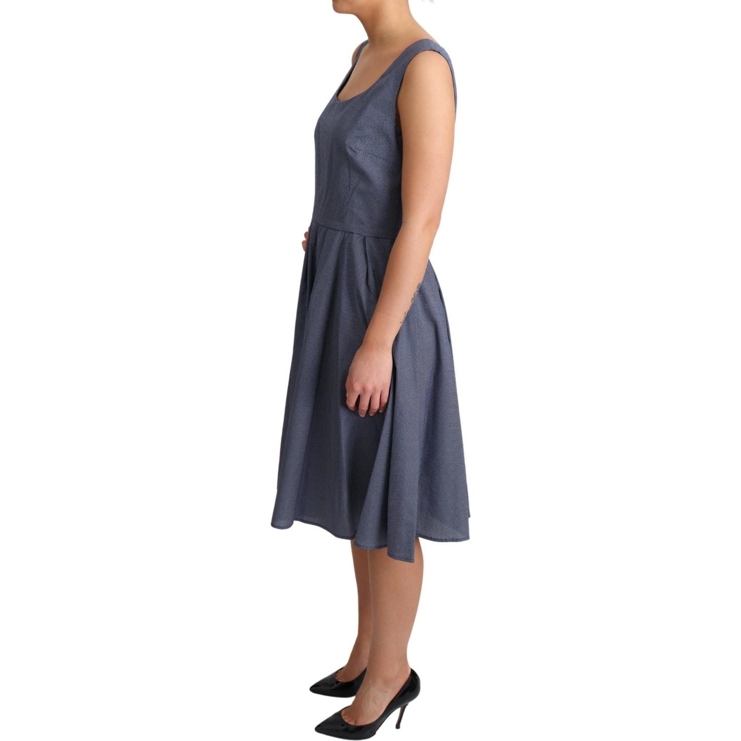 别致蓝色圆点无袖 A 字连衣裙