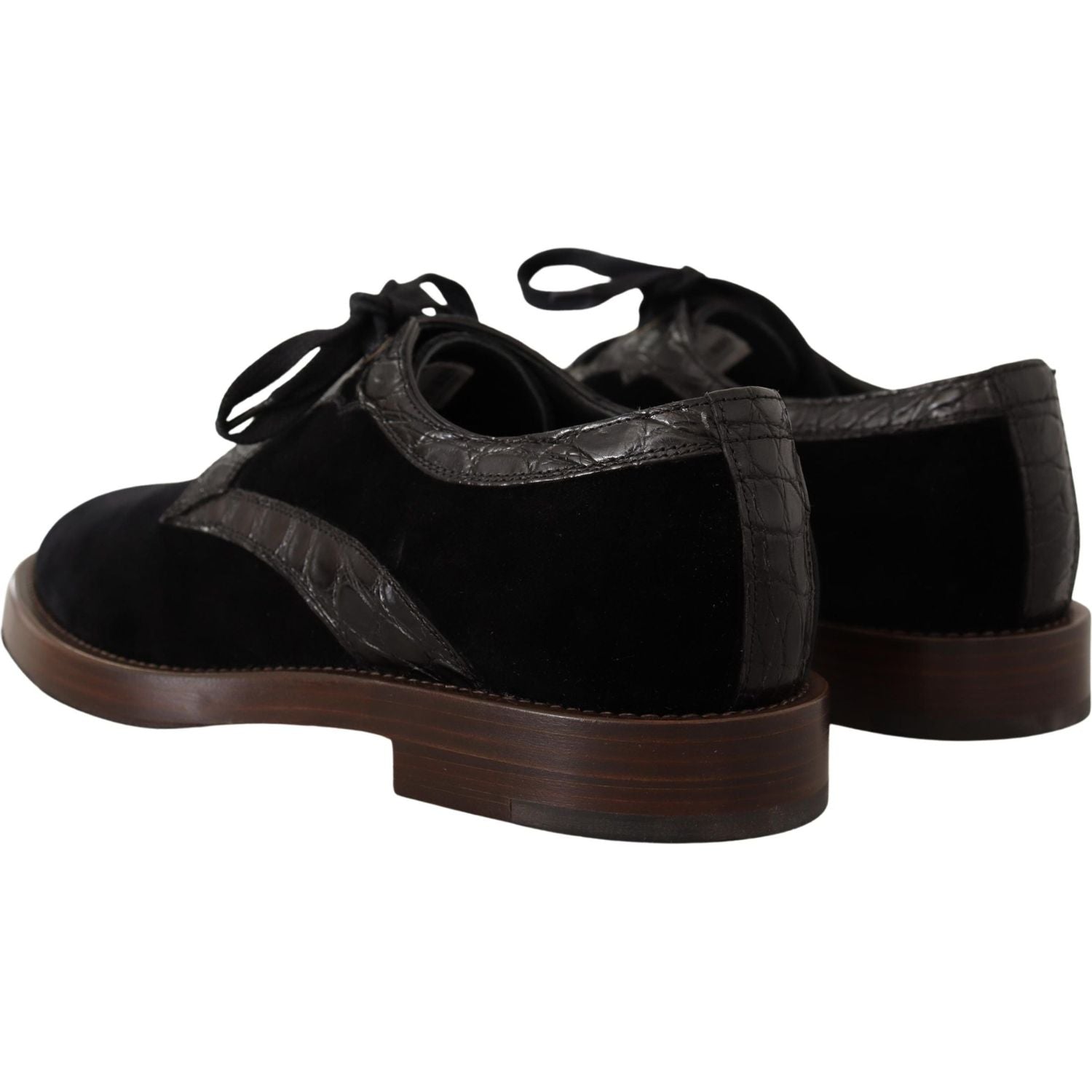 优雅的黑色天鹅绒和异国情调皮革正装鞋