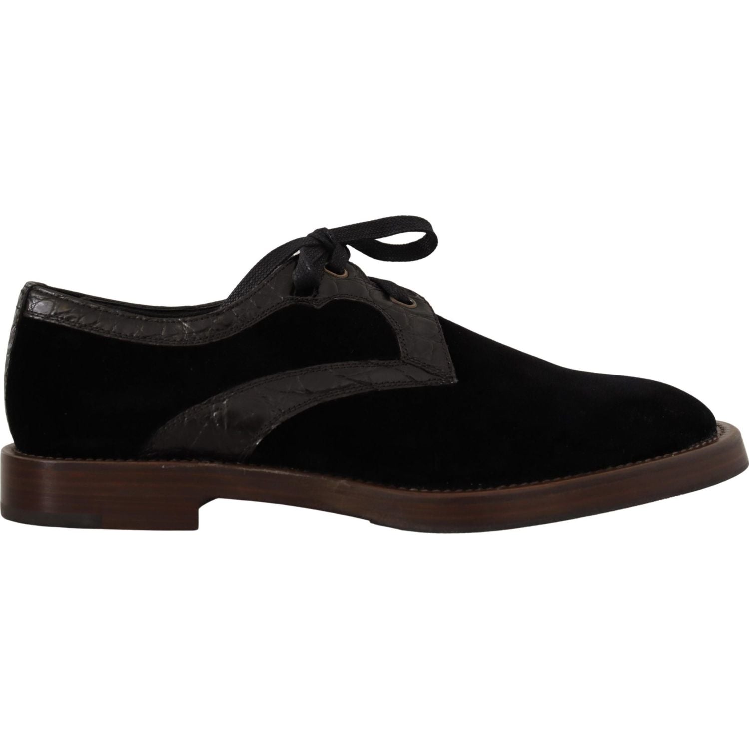 优雅的黑色天鹅绒和异国情调皮革正装鞋