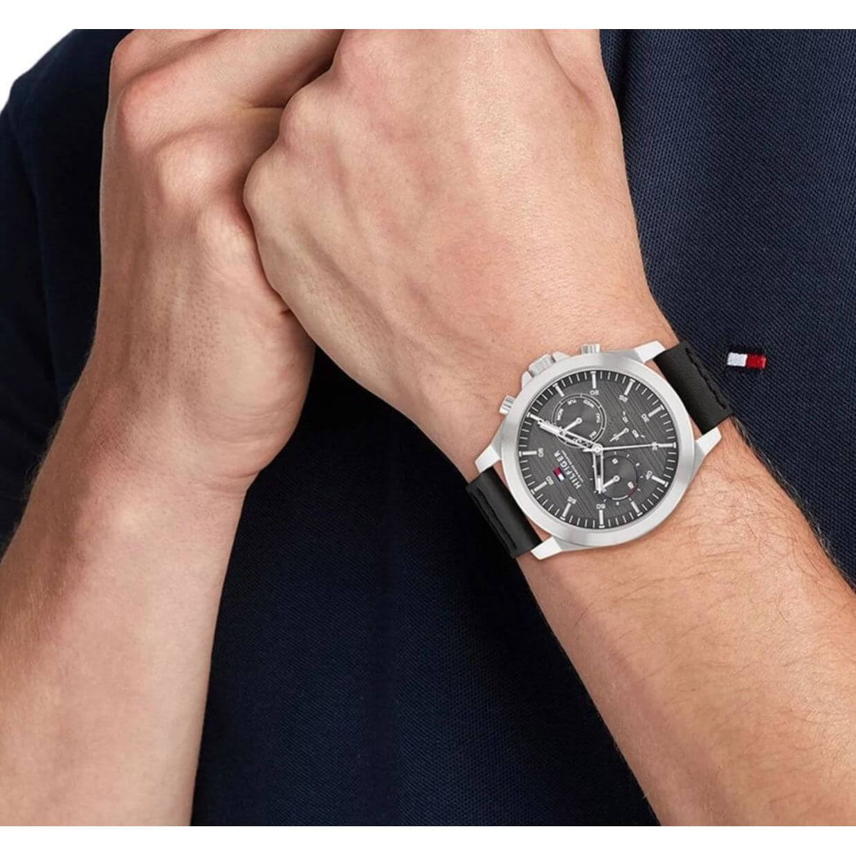 Gent wearing TOMMY HILFIGER Mod. 1710521 watch on wrist, showing quartz analog movement and 46mm case.