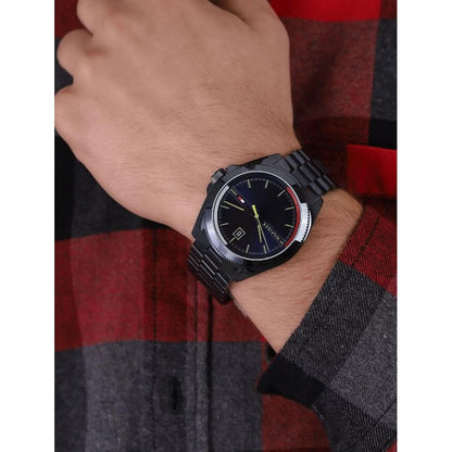 Model wearing TOMMY HILFIGER Mod. 1791689 quartz analog watch, 44 mm case, water resistant to 5 ATM, with mineral dial and bracelet.