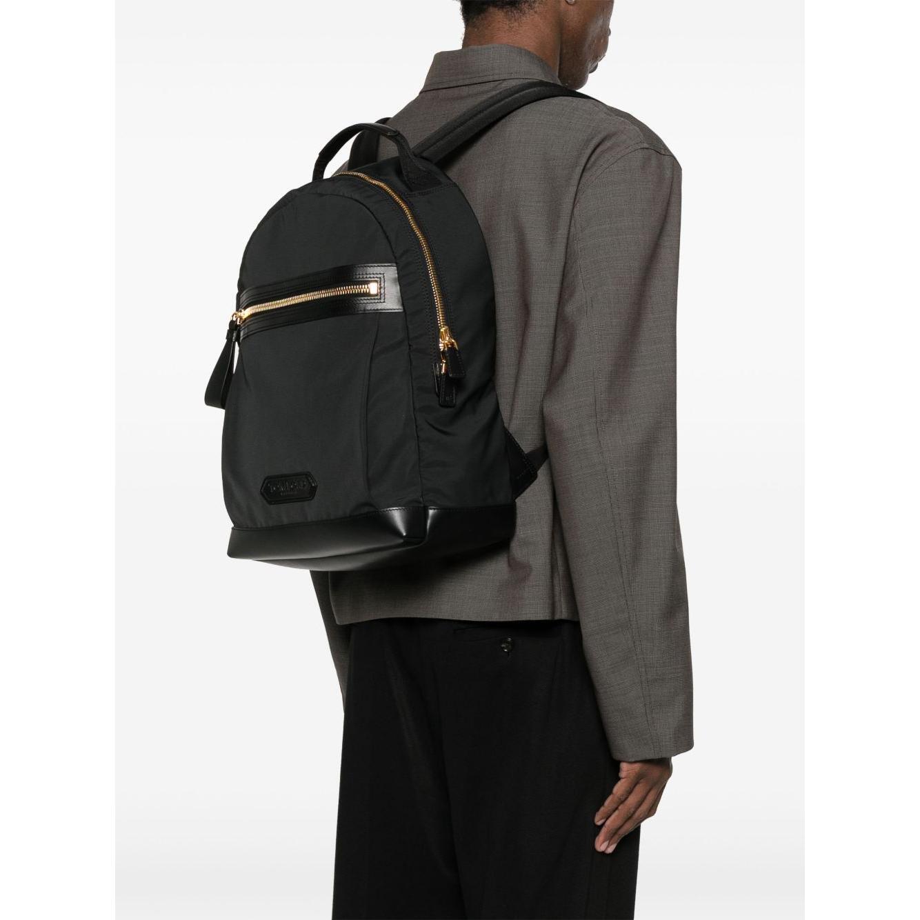 Front view with bag zipped and handles upright.