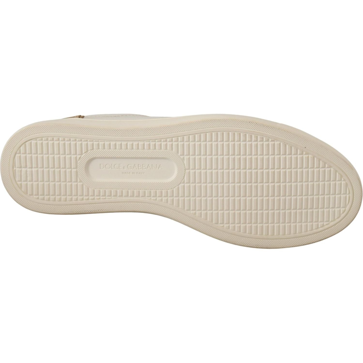 优雅的白色皮革运动鞋，配以金色装饰