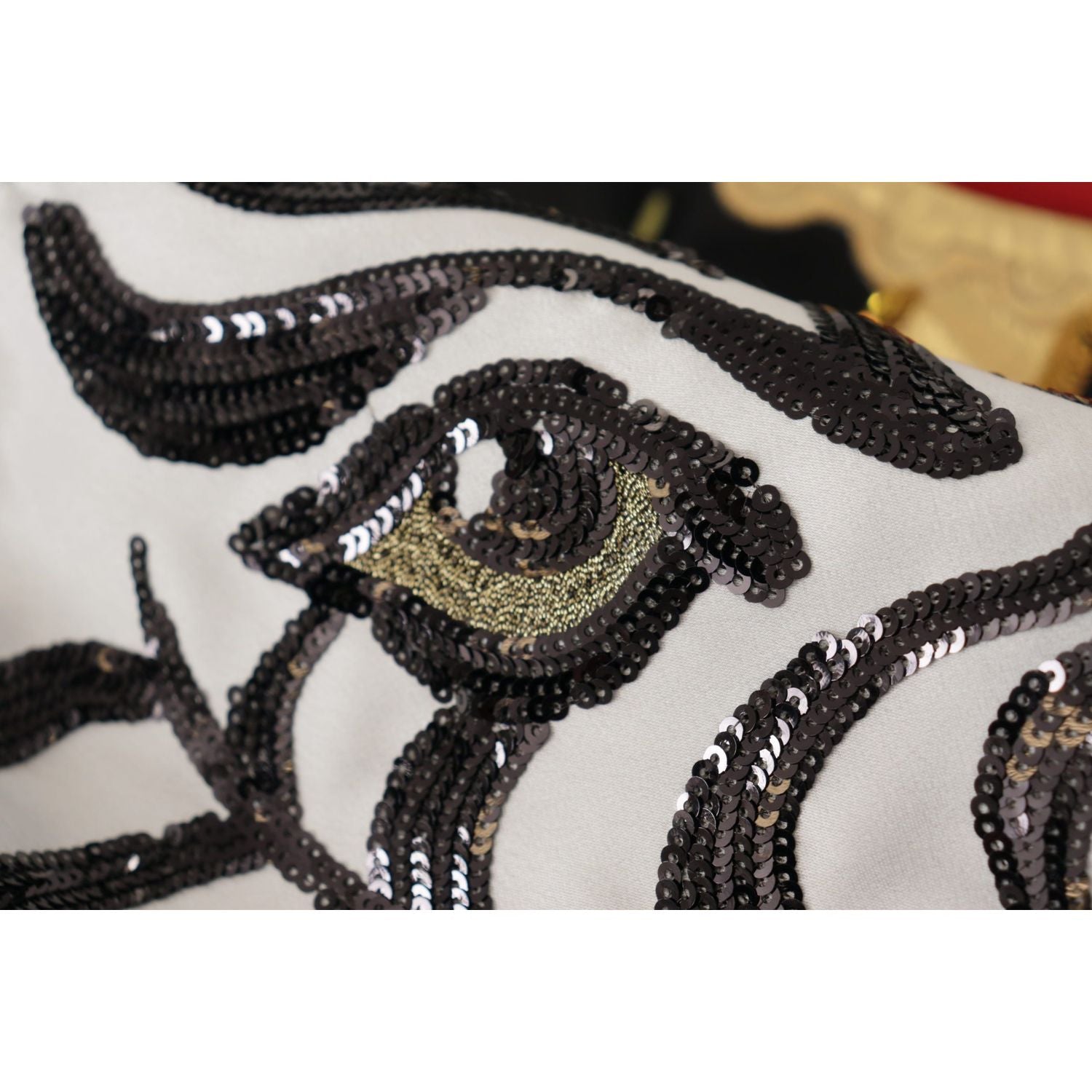 高腰 A 字形缀饰黑色半身裙