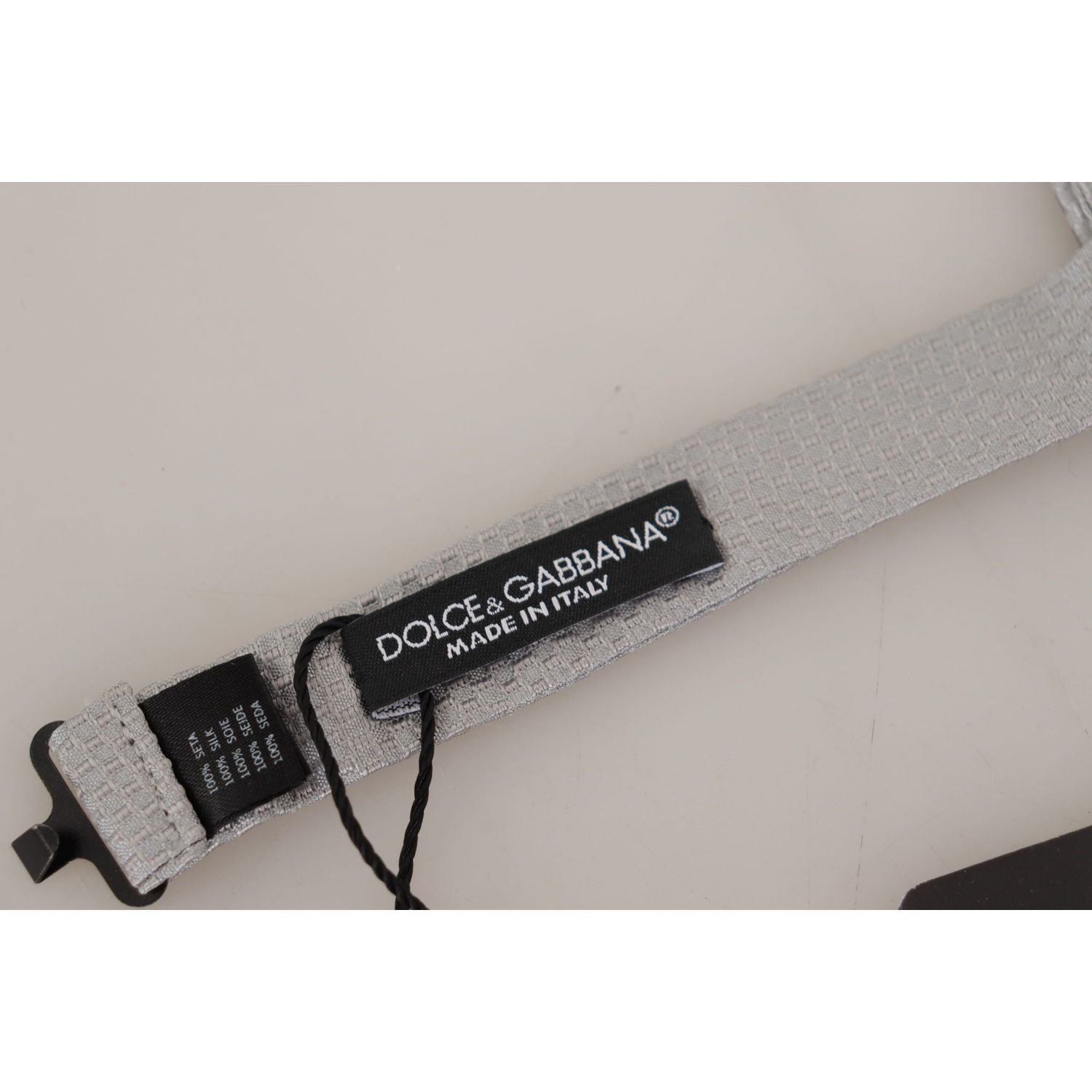 别致的灰色丝绸领结