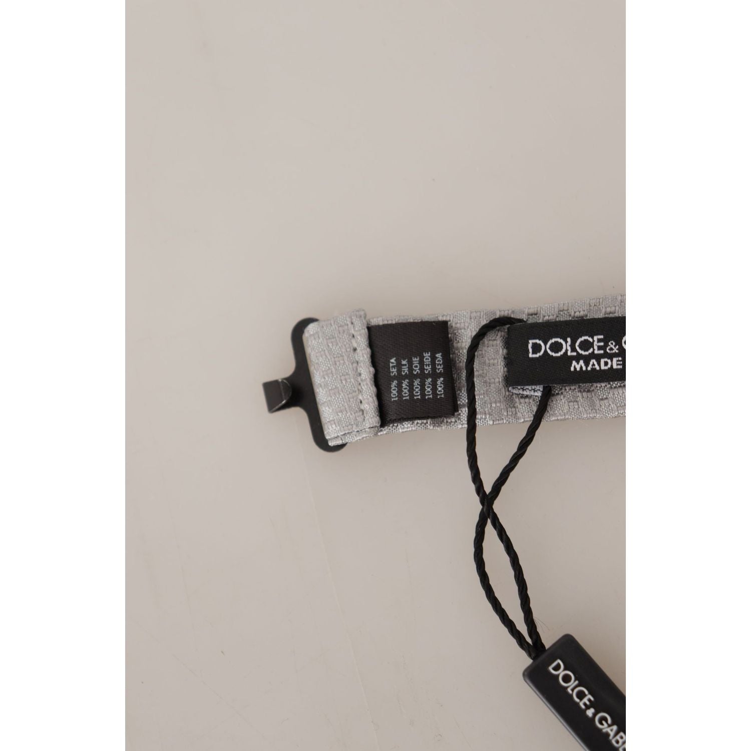 别致的灰色丝绸领结