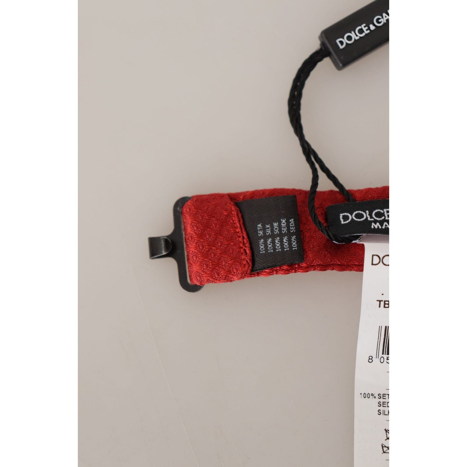 优雅的红色丝绸领结