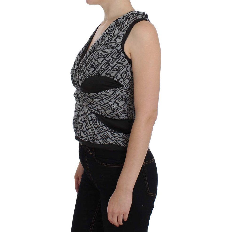 带徽标细节的优雅真丝上衣