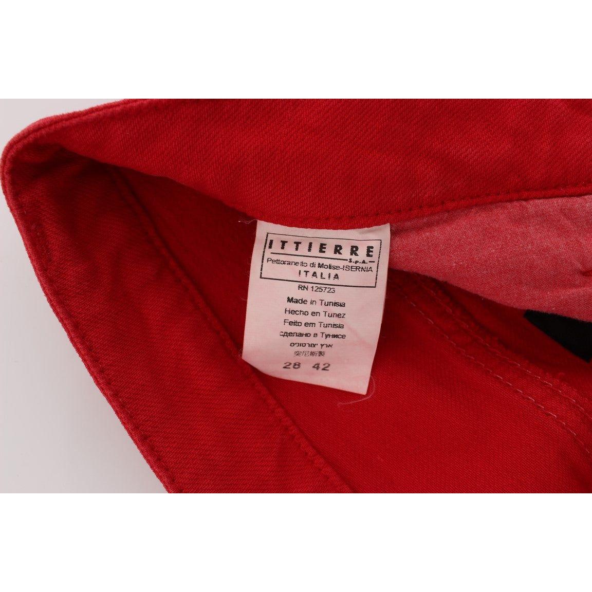 别致的红色修身牛仔裤