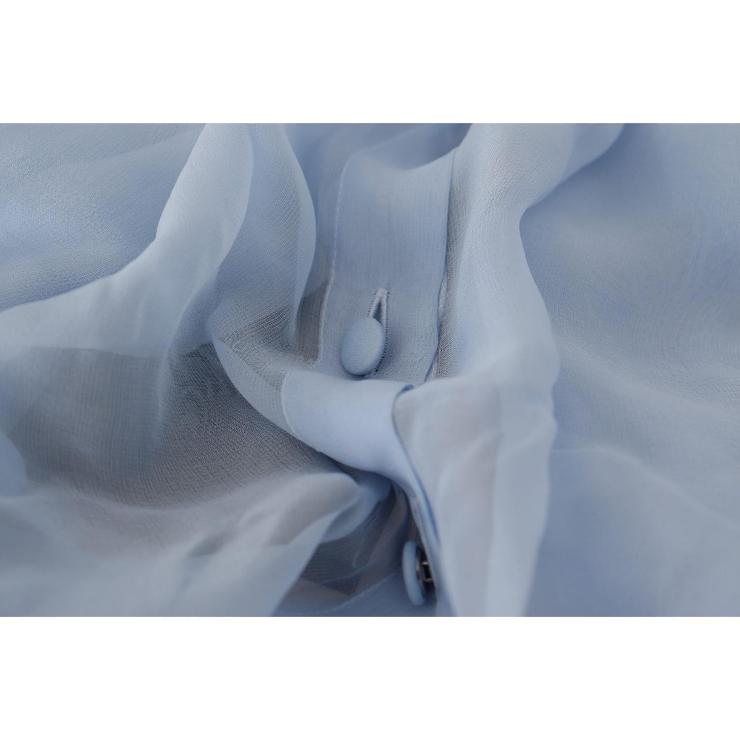 优雅的浅蓝色丝绸阿斯科特领衬衫