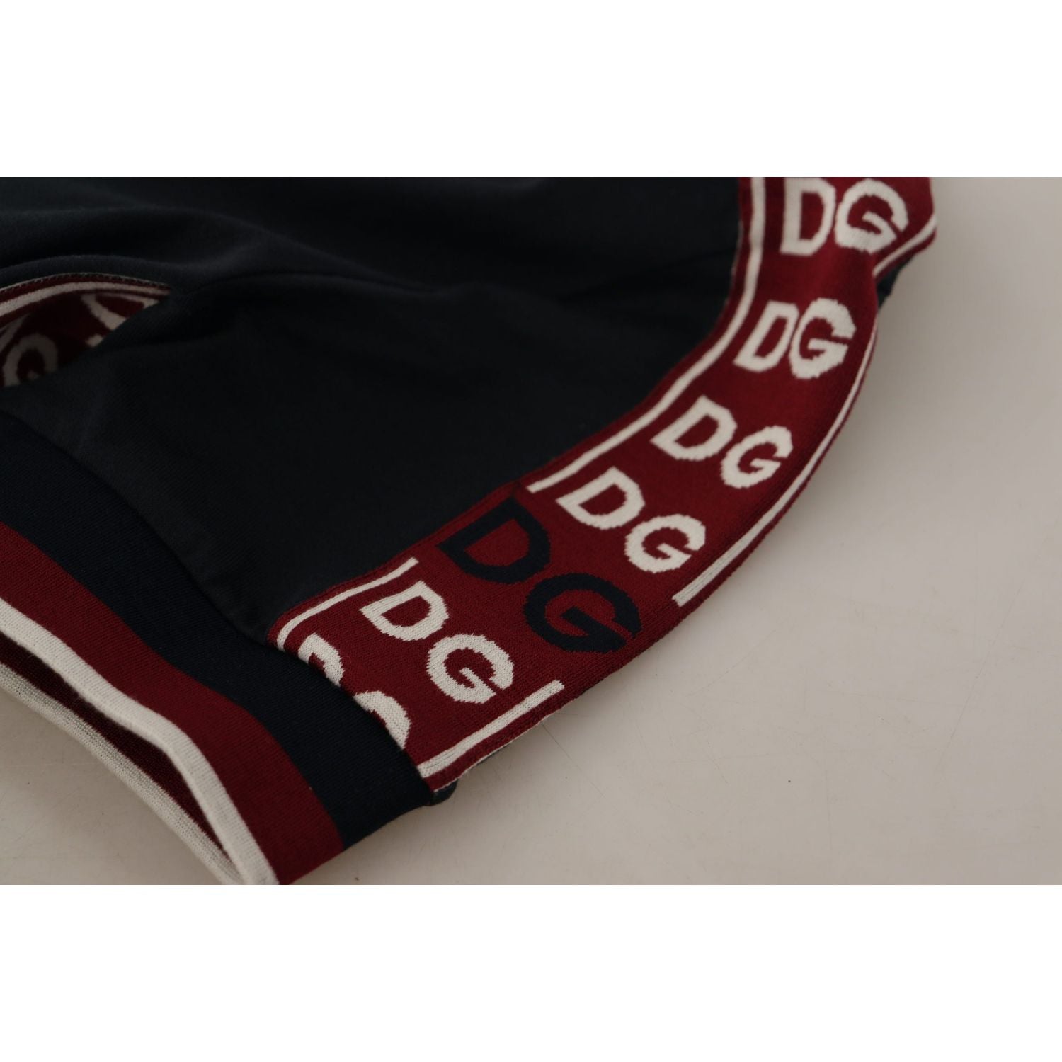 优雅黑色高领棉质 T 恤