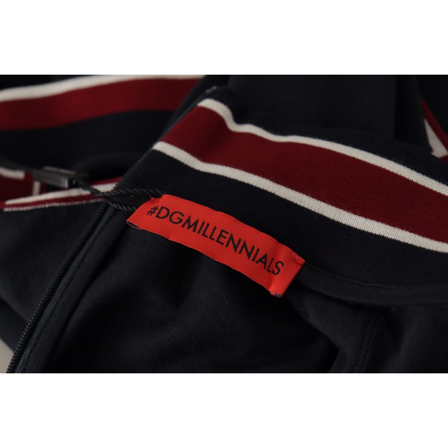 优雅黑色高领棉质 T 恤