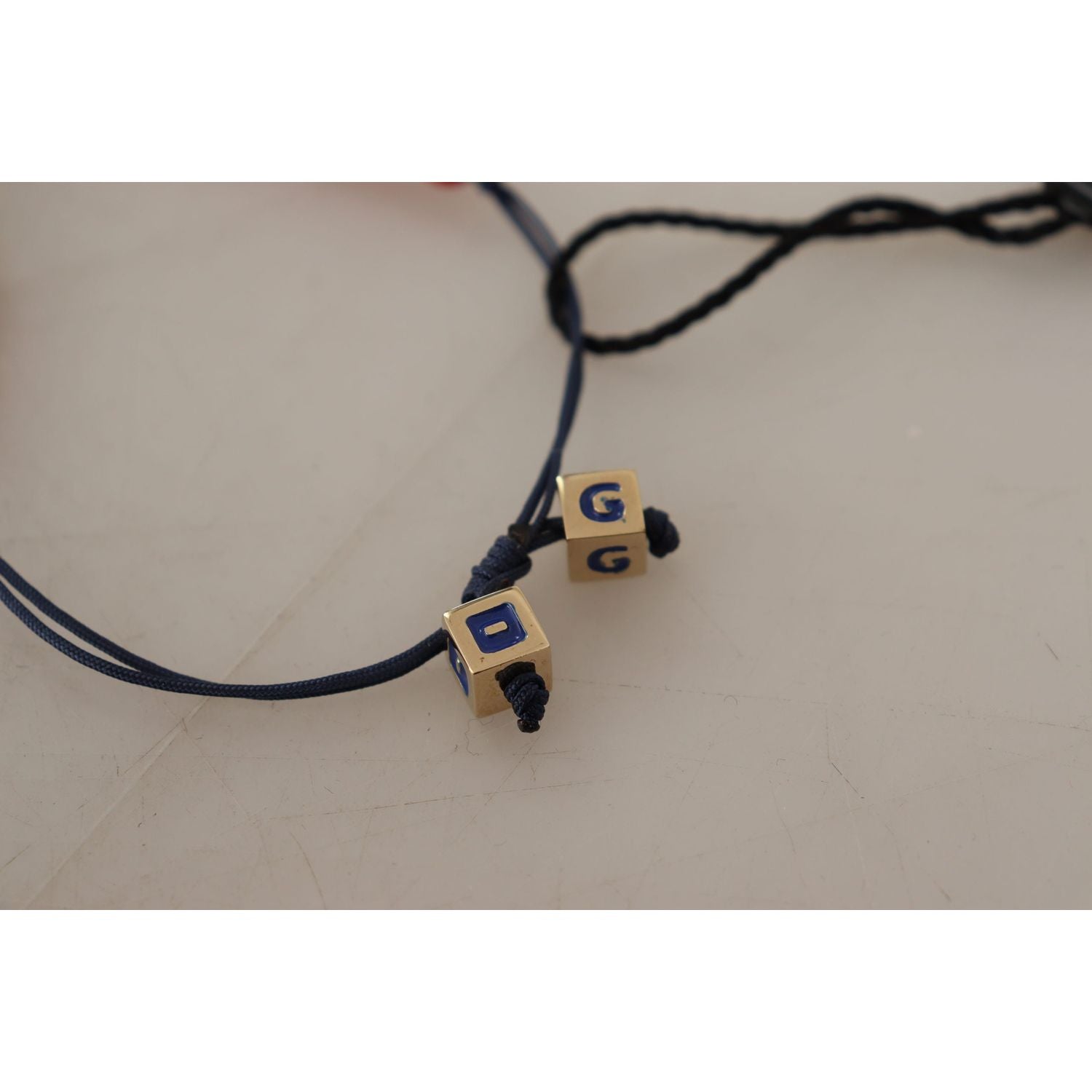 优雅的蓝色、红色玻璃和 Zama 手链