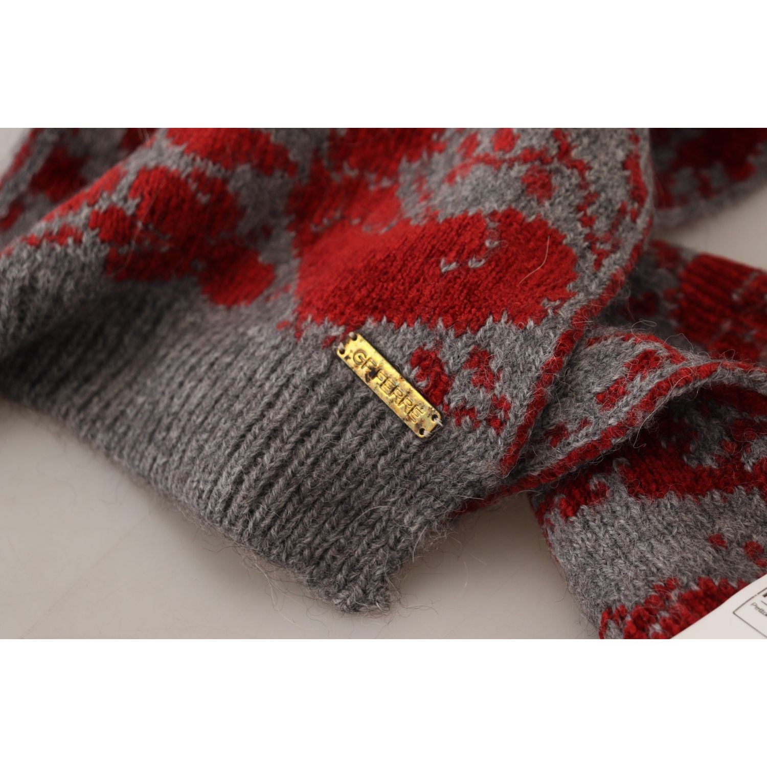 别致的红色和灰色棉质围巾