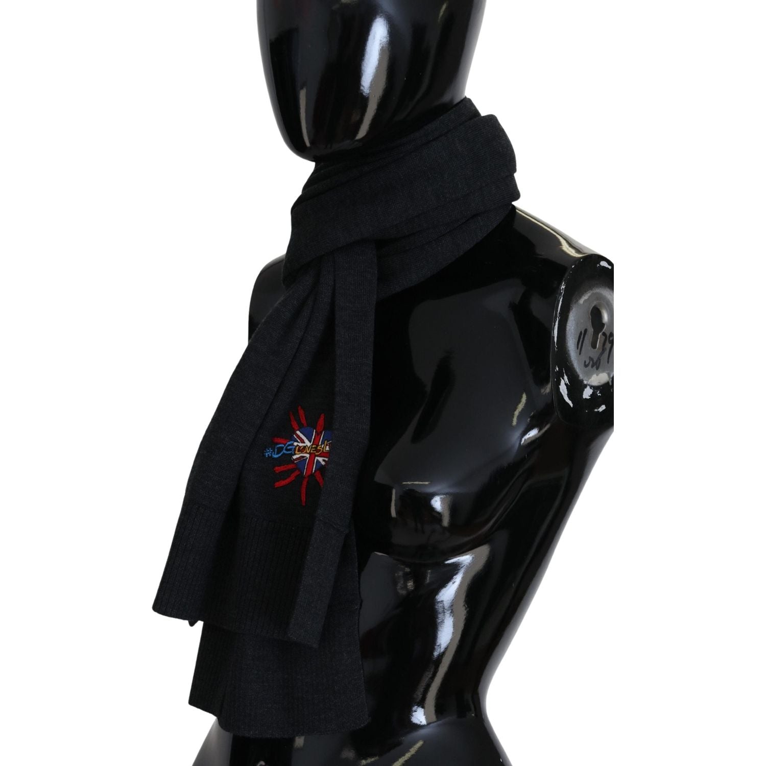 优雅的黑色羊毛围巾