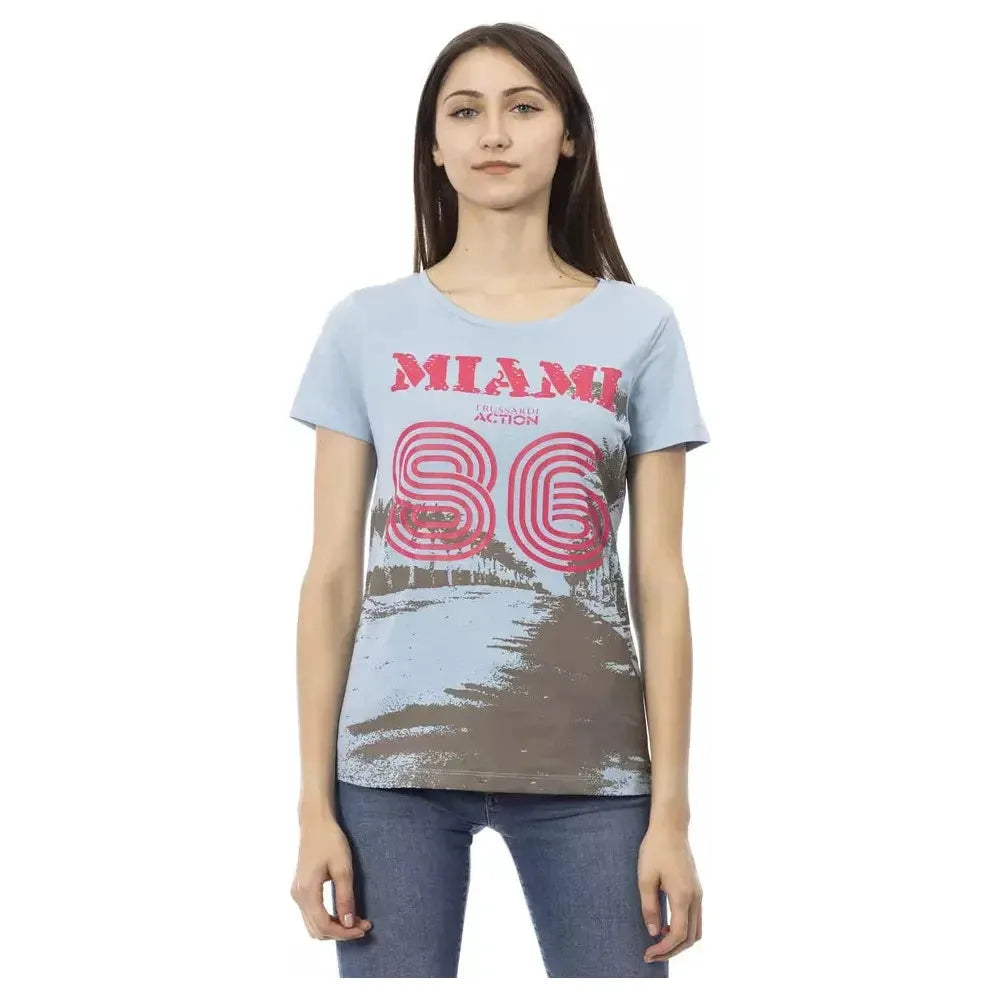 优雅的浅蓝色 T 恤，正面带有艺术印花