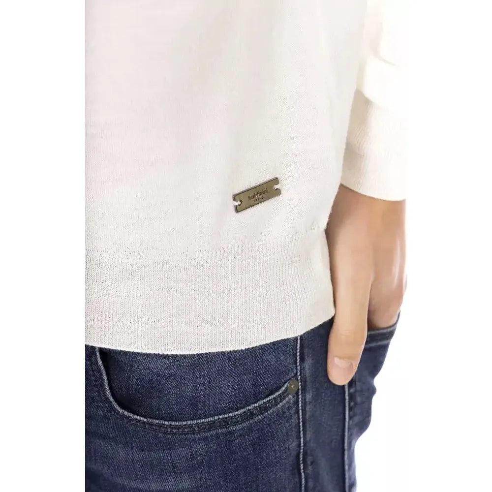 优雅的白色高领毛衣