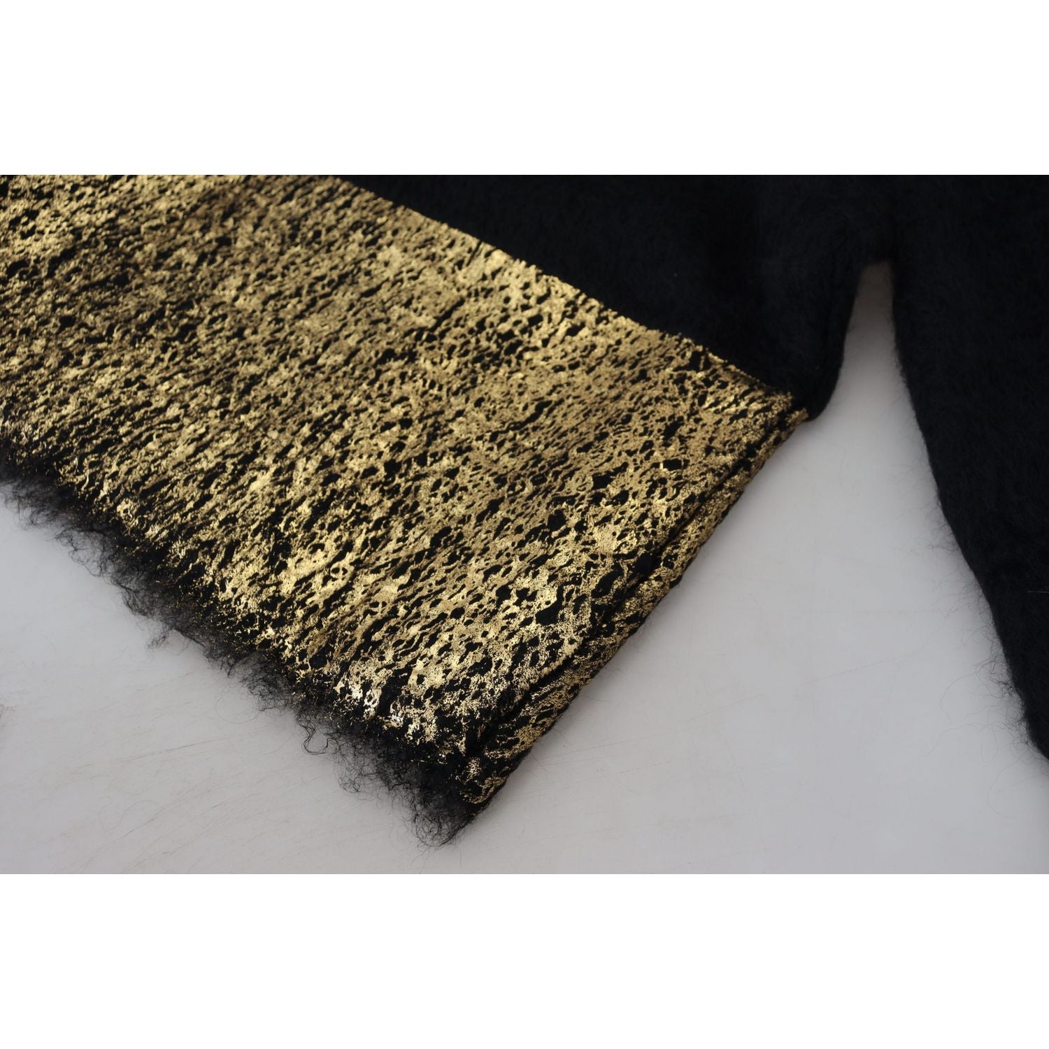 惊艳的黑色和金色圆领毛衣