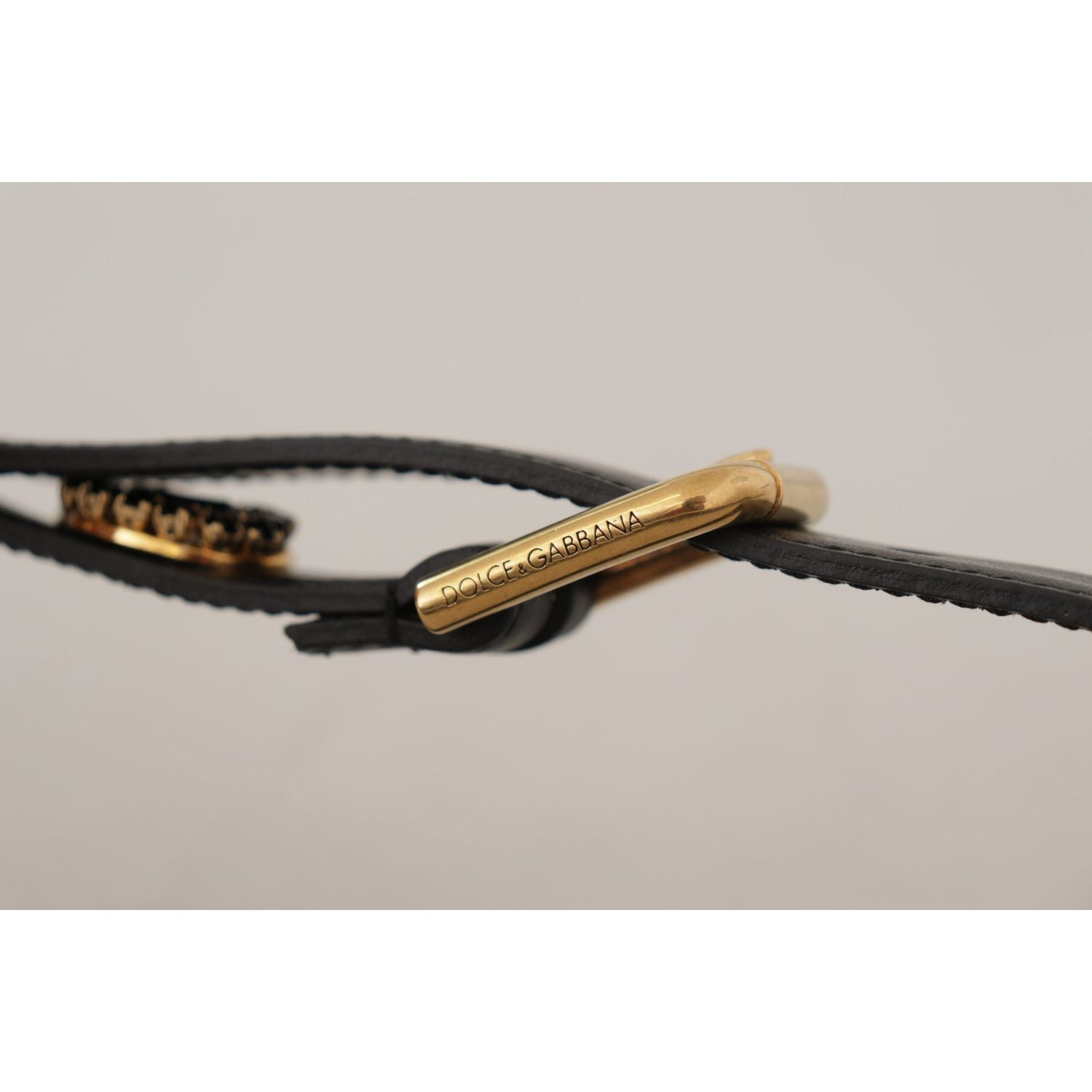 优雅黑色皮革徽标腰带