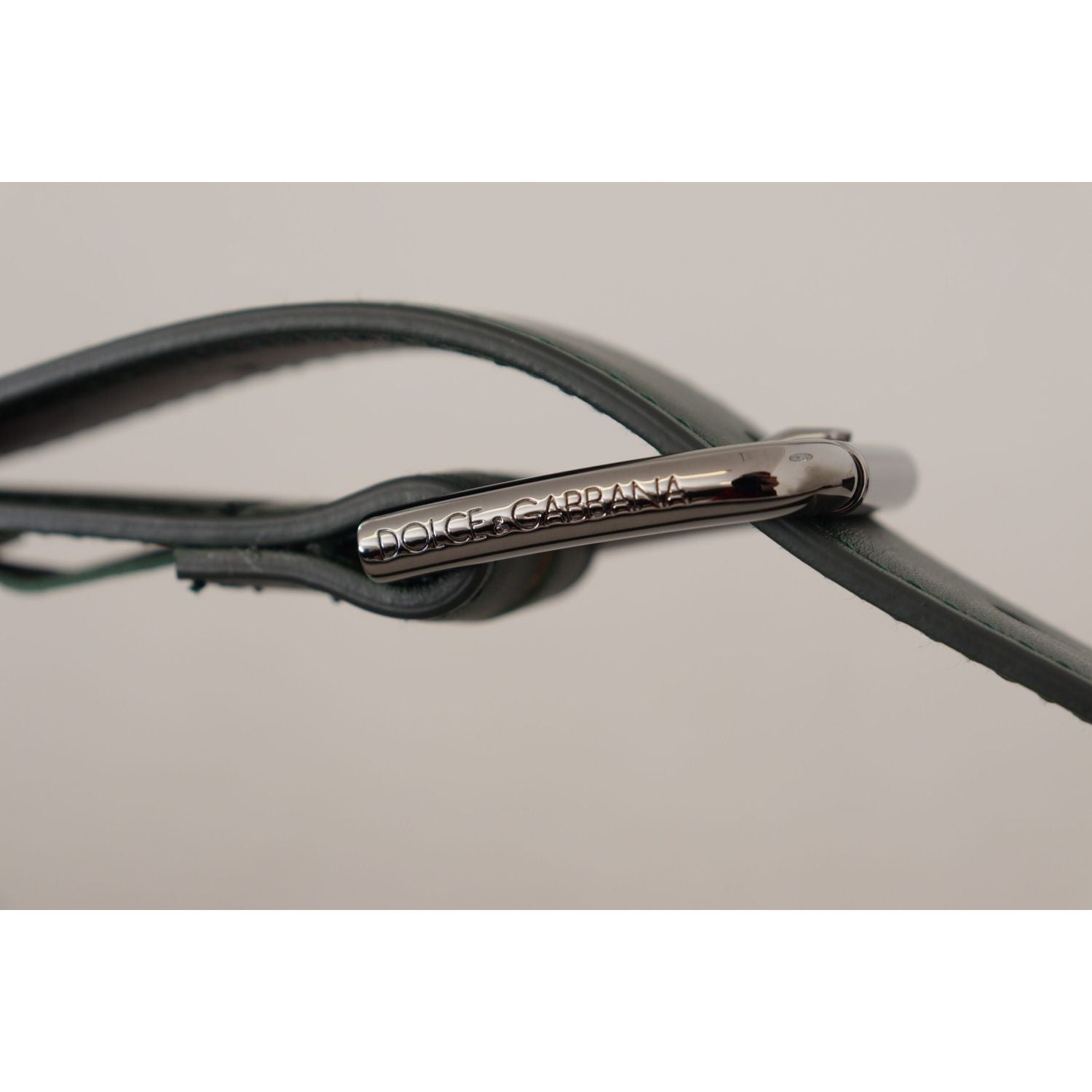 优雅深绿色皮带配徽标扣