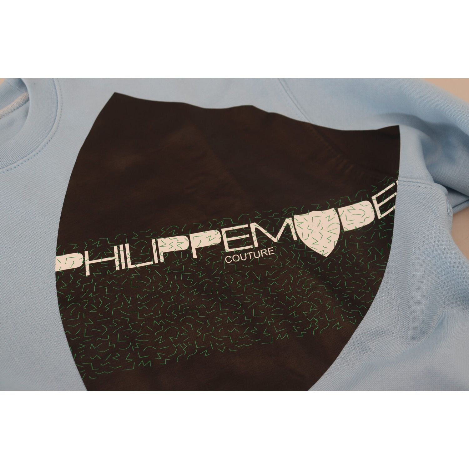 优雅的浅蓝色棉质套头衫