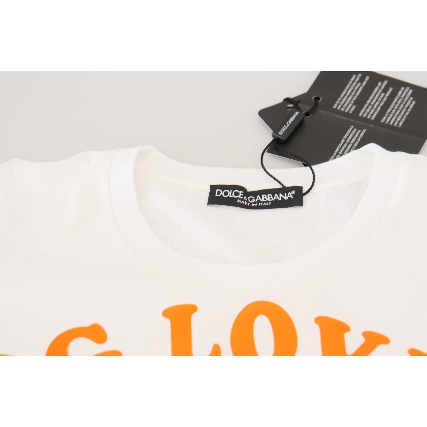 优雅的白色圆领 T 恤，彩色印花