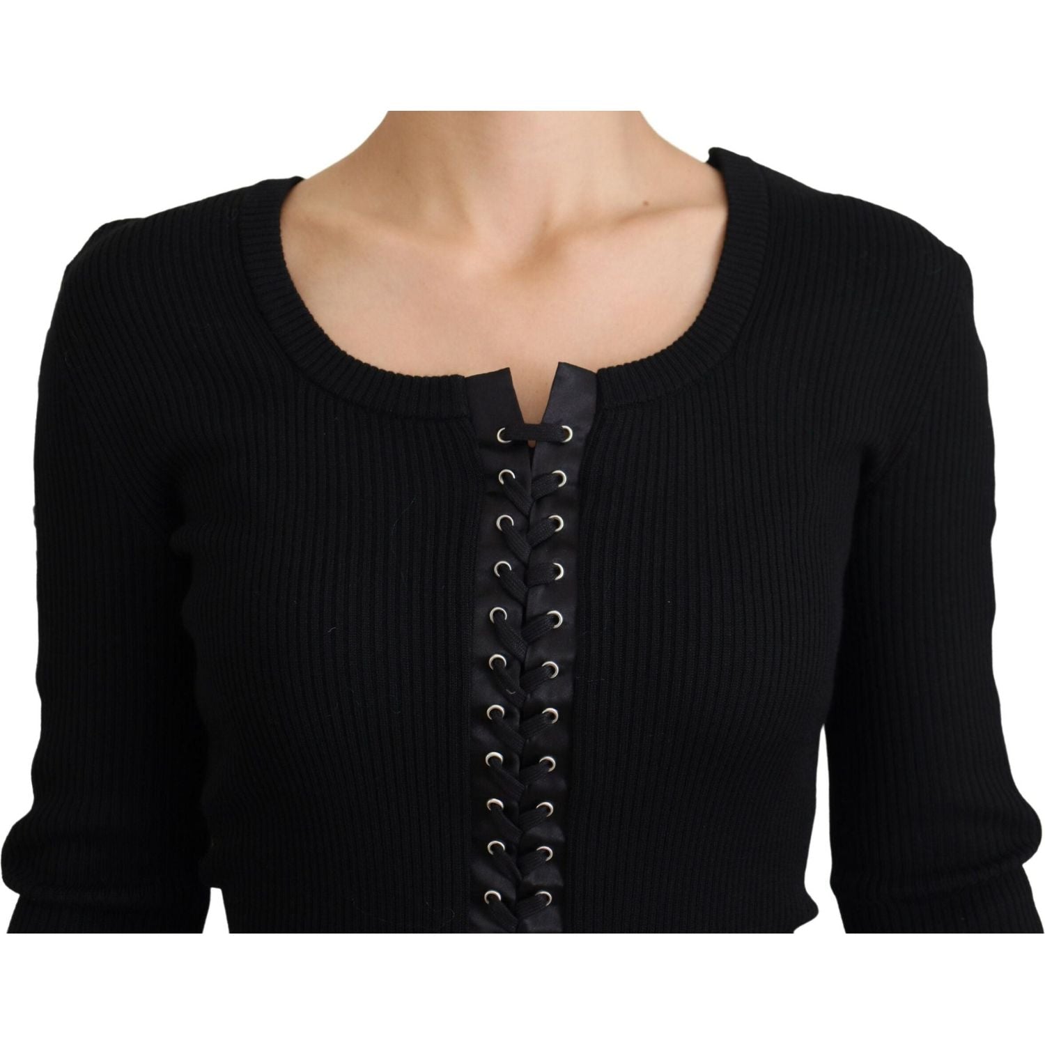 优雅黑色系带修身毛衣