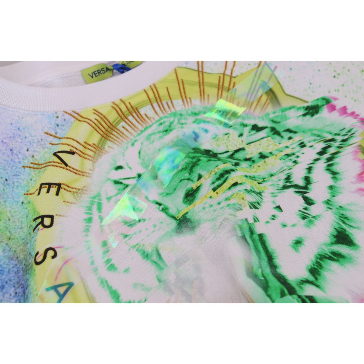 优雅的白色图案圆领毛衣